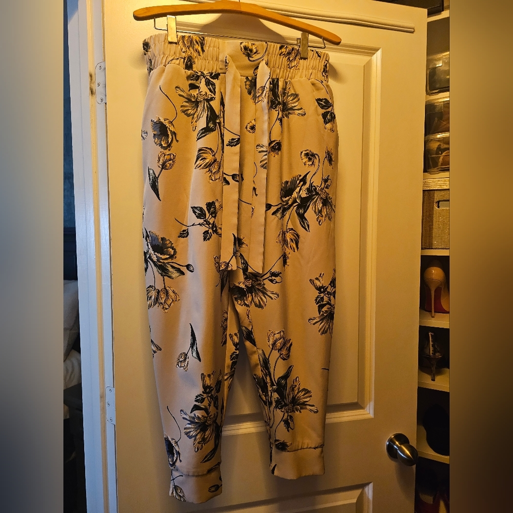Dressy floral jogger pants - Picture 3 of 5